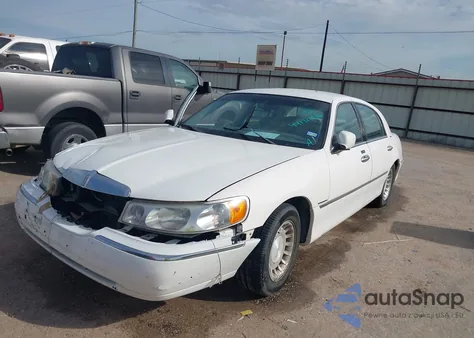 2001 Lincoln Town Car Executive z USA, uszkodzony, nr VIN 1LNHM81W41Y700546